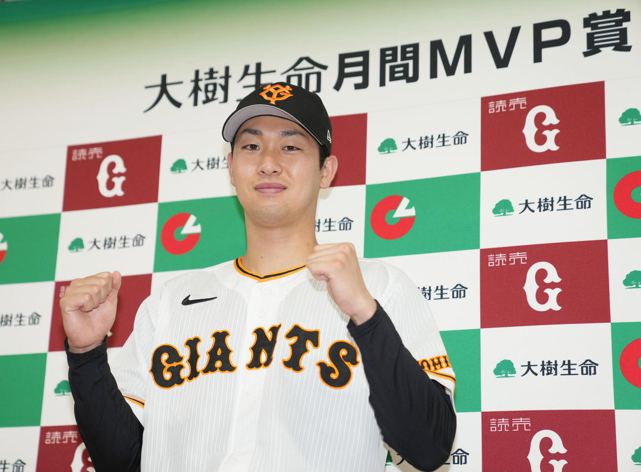 7月の大樹生命月間MVP賞に選出され、笑顔で記念撮影をする巨人山崎伊（撮影・狩俣裕三）
