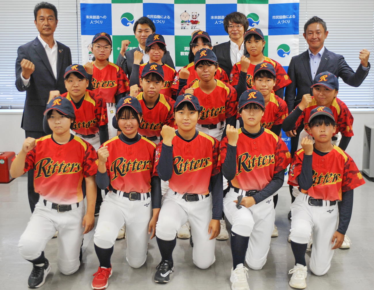 宮崎教育長（最後列左）と記念写真に納まる浜松リッターズの指導者と選手たち　