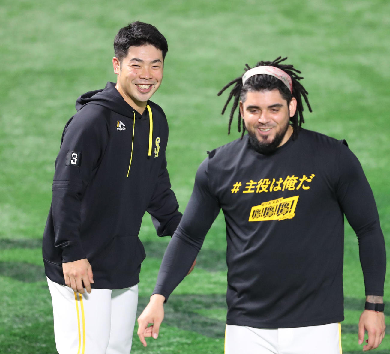 オスナと話をする近藤、笑顔（撮影・梅根麻紀）