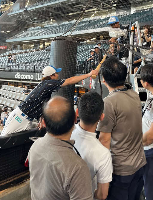 じゃんけんで勝ち残った少年にバットをプレゼントする日本ハム伏見（左）（撮影・永野高輔）