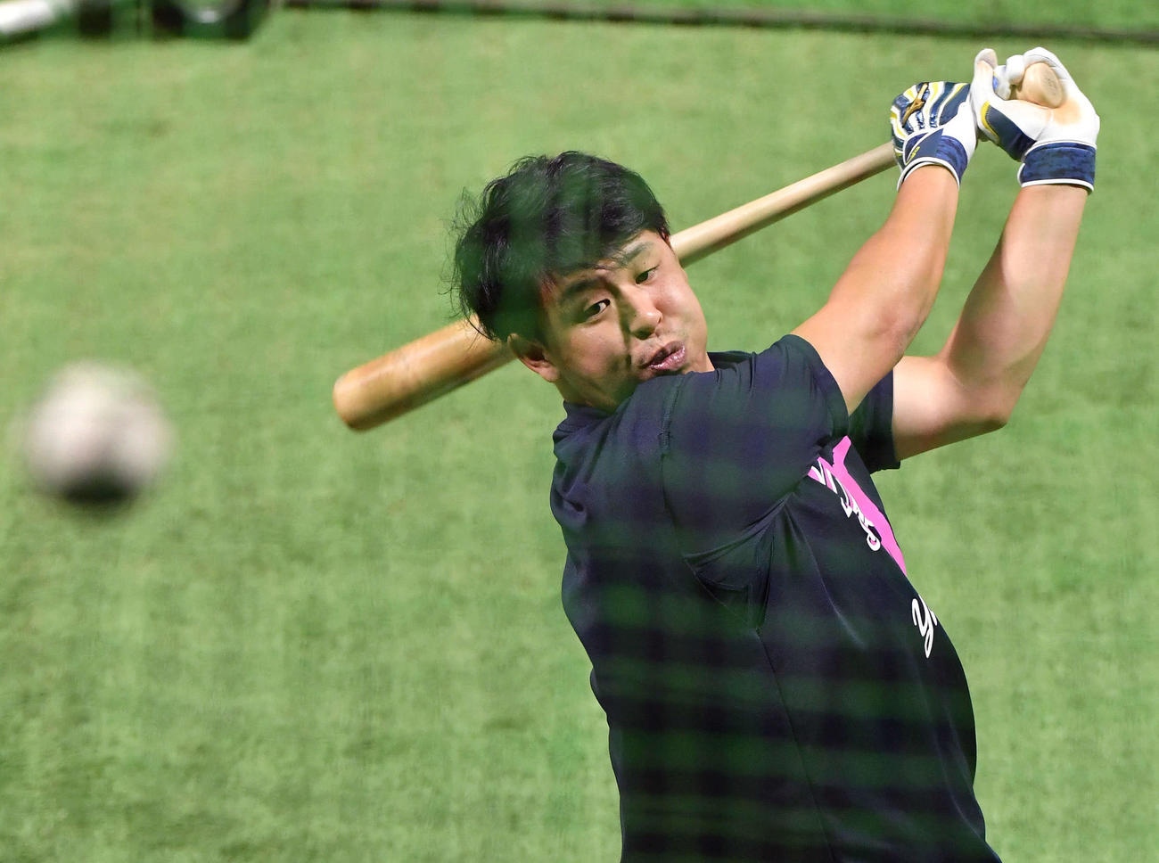 打撃練習を行う浅村（撮影・岩下翔太）
