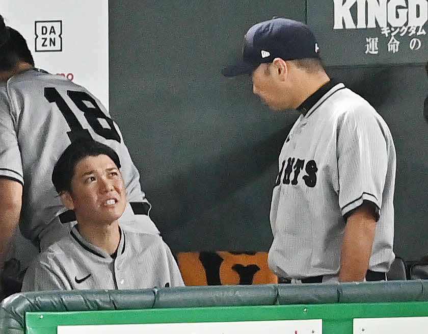 8日阪神戦で3回表の守備を終えた巨人坂本（左）はベンチで阿部コーチと話す