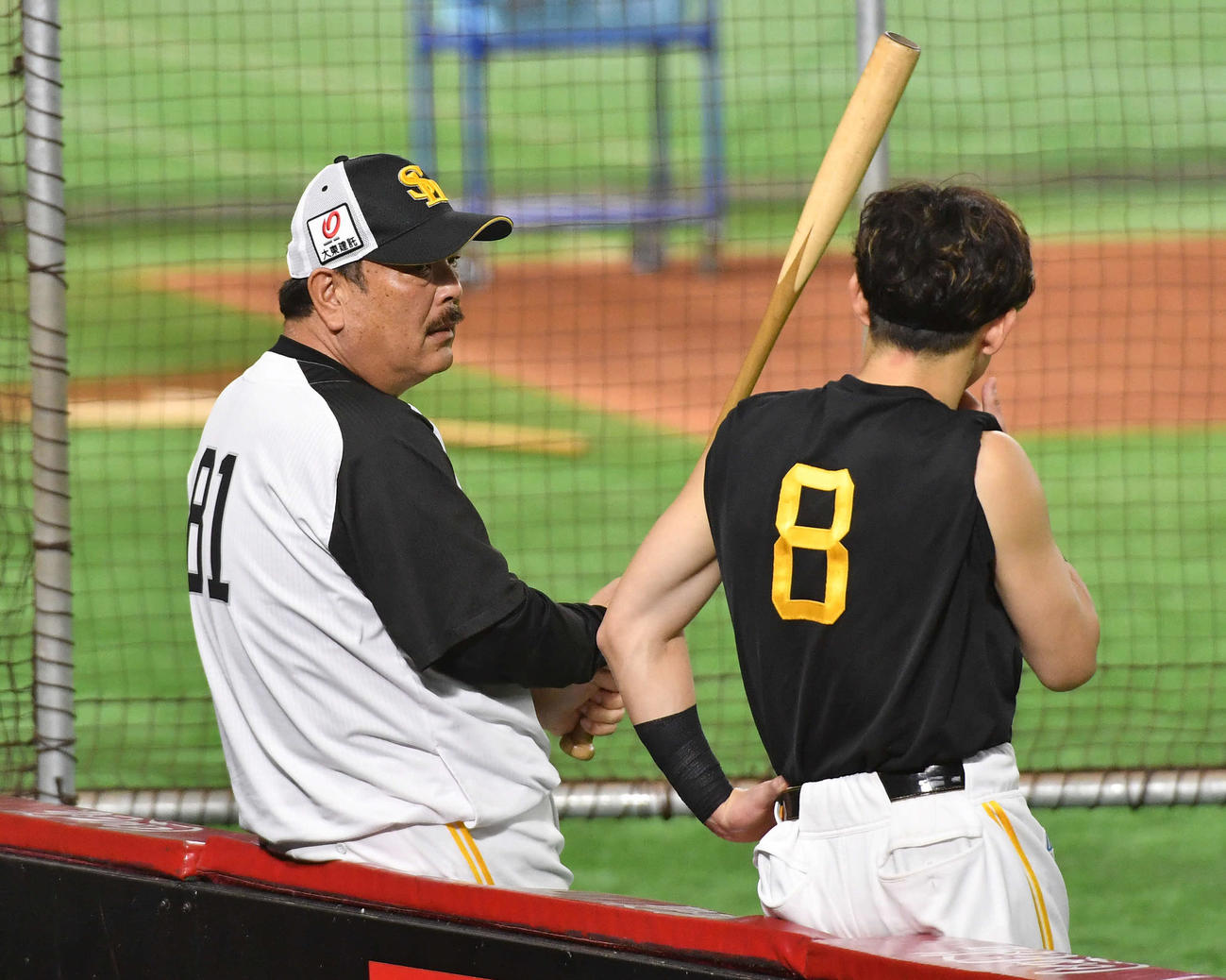牧原大（右）と話す藤本監督（撮影・岩下翔太）