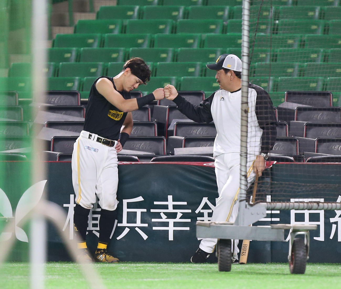 藤本監督（右）とグータッチする牧原大（撮影・冨田成美）