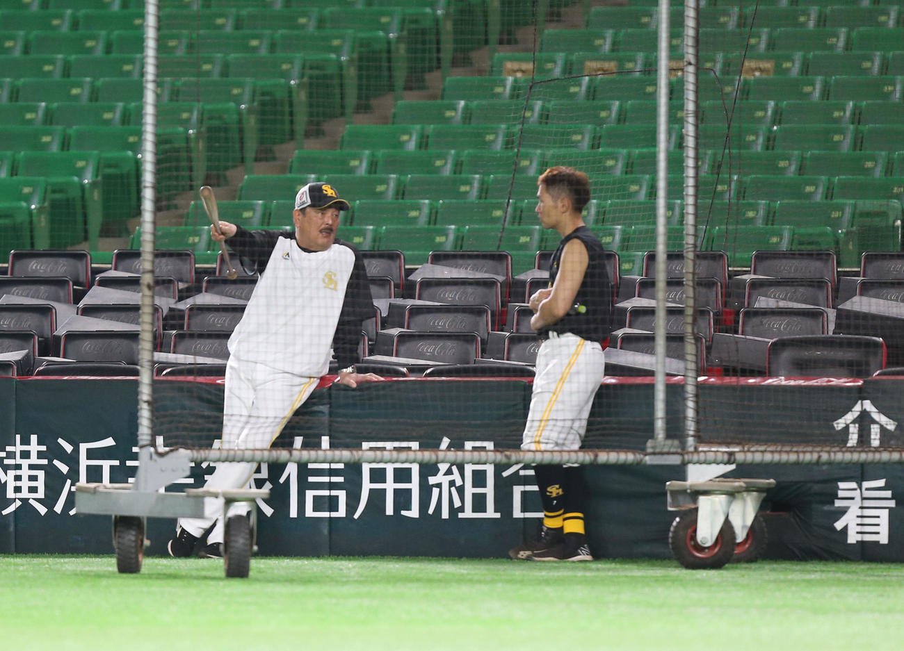 中村晃（右）と話し合う藤本監督（撮影・冨田成美）