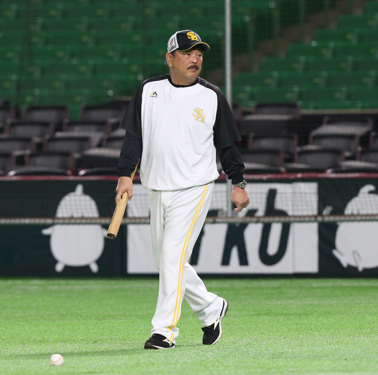 練習を見守る藤本監督（撮影・冨田成美）