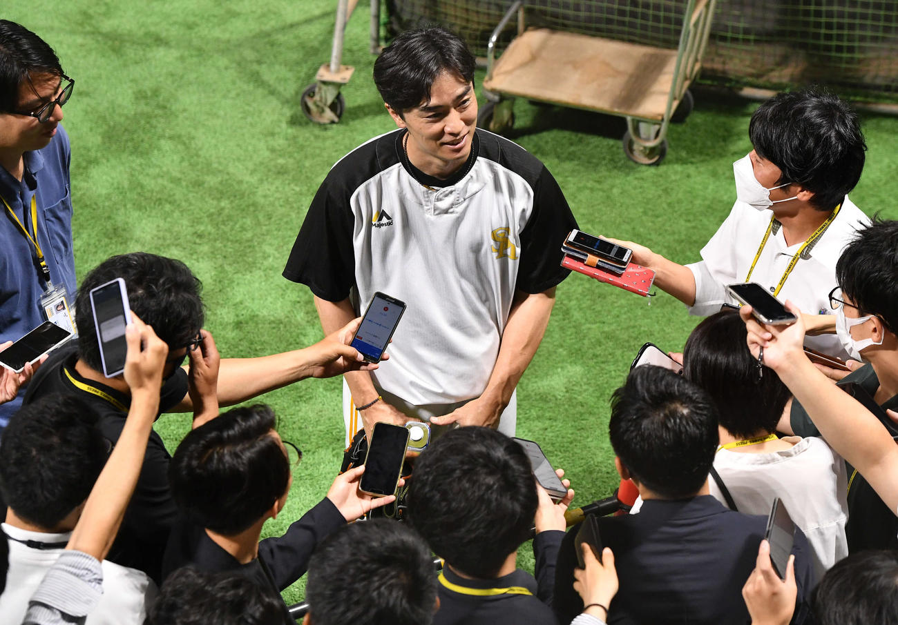 練習を終えて囲み取材を受ける和田（撮影・岩下翔太）