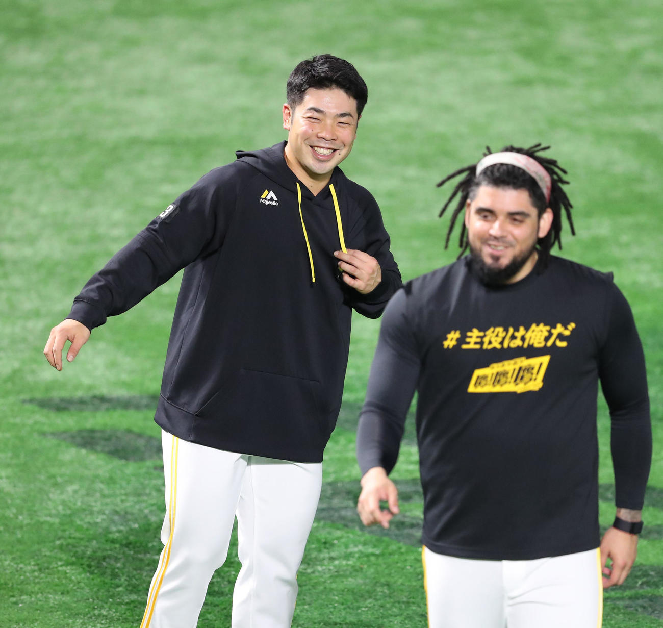 オスナ（右）の祝福に笑顔を見せる近藤（撮影・梅根麻紀）