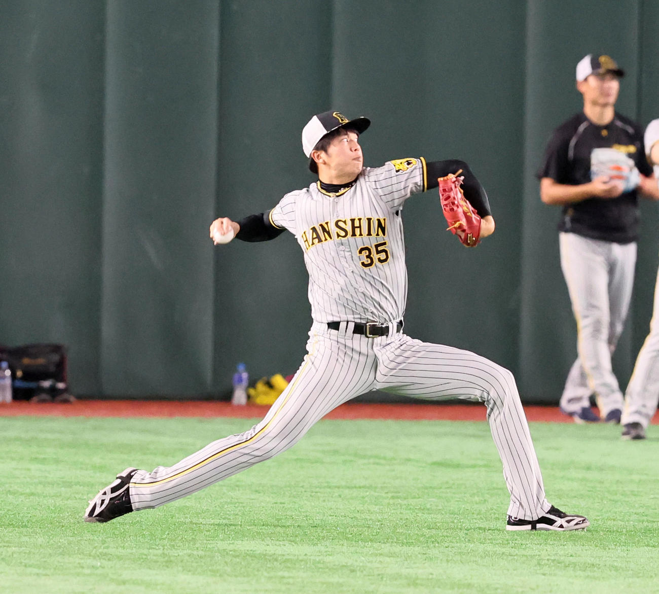 巨人対阪神　キャッチボールで調整する才木（撮影・加藤哉）