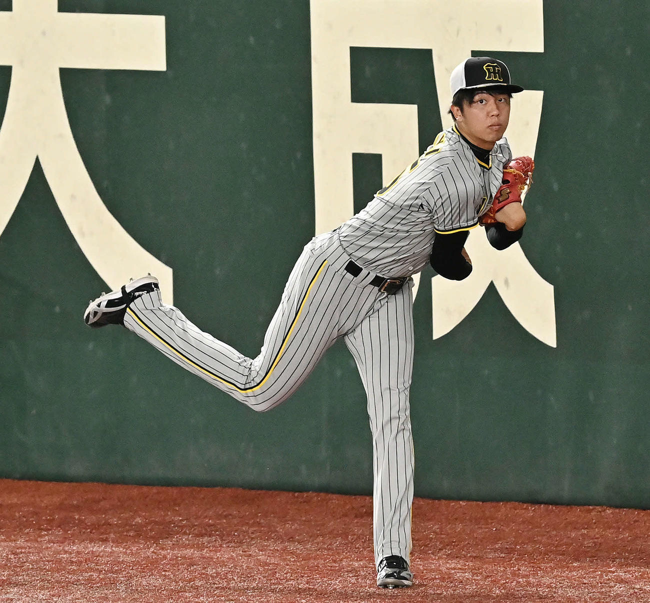 巨人対阪神　試合前練習のキャッチボールで調整する阪神才木（撮影・滝沢徹郎）
