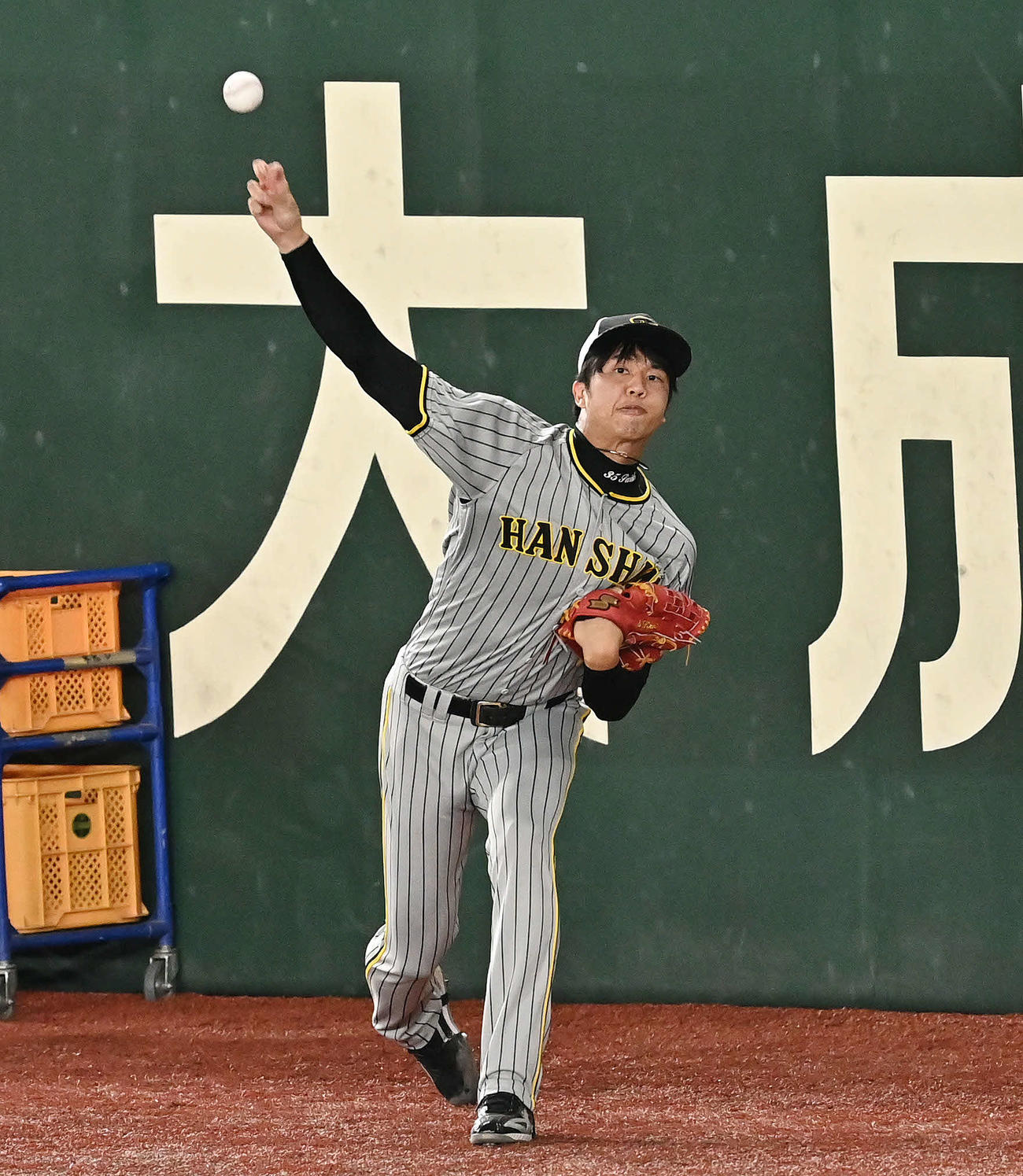 巨人対阪神　試合前練習のキャッチボールで調整する阪神才木（撮影・滝沢徹郎）