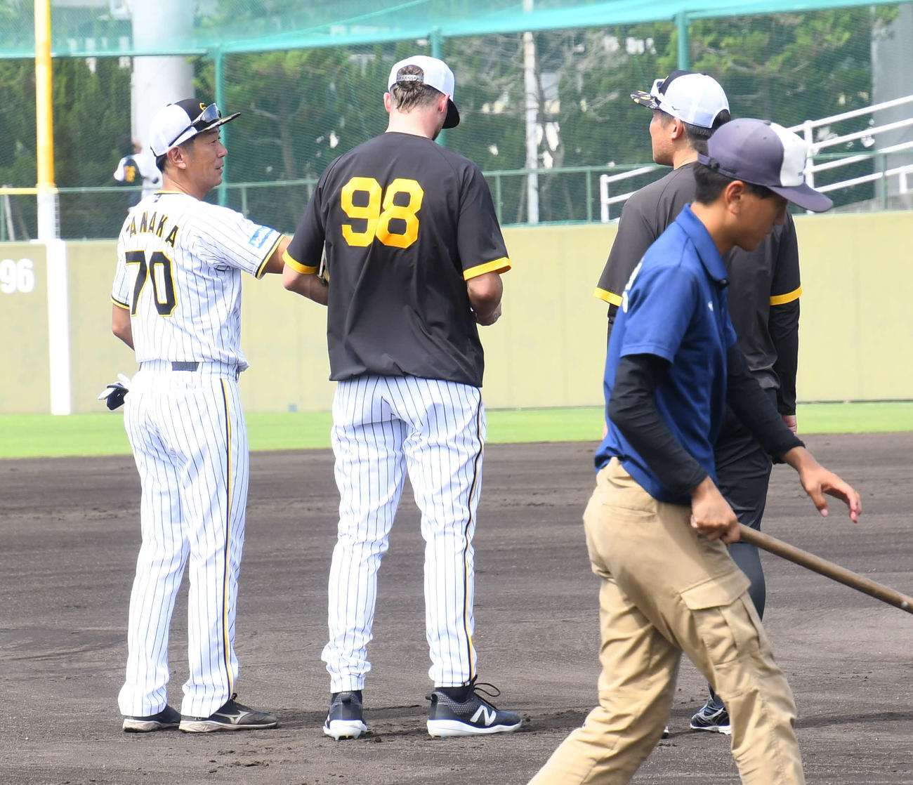 サインプレーの確認をする阪神ブルワー（中央）と田中コーチ（左）ら（撮影・中野椋）