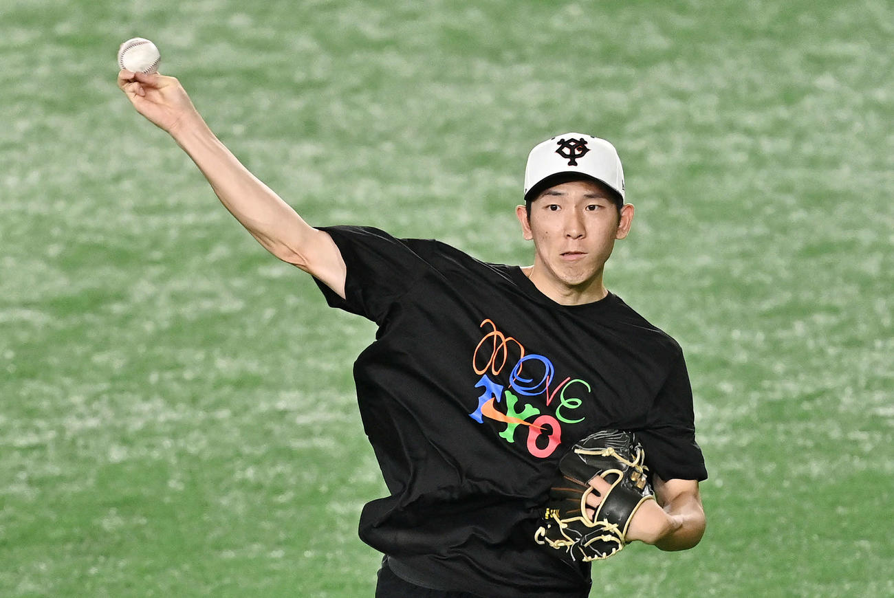 巨人対阪神　試合前練習のキャッチボールで調整する巨人戸郷（撮影・滝沢徹郎）
