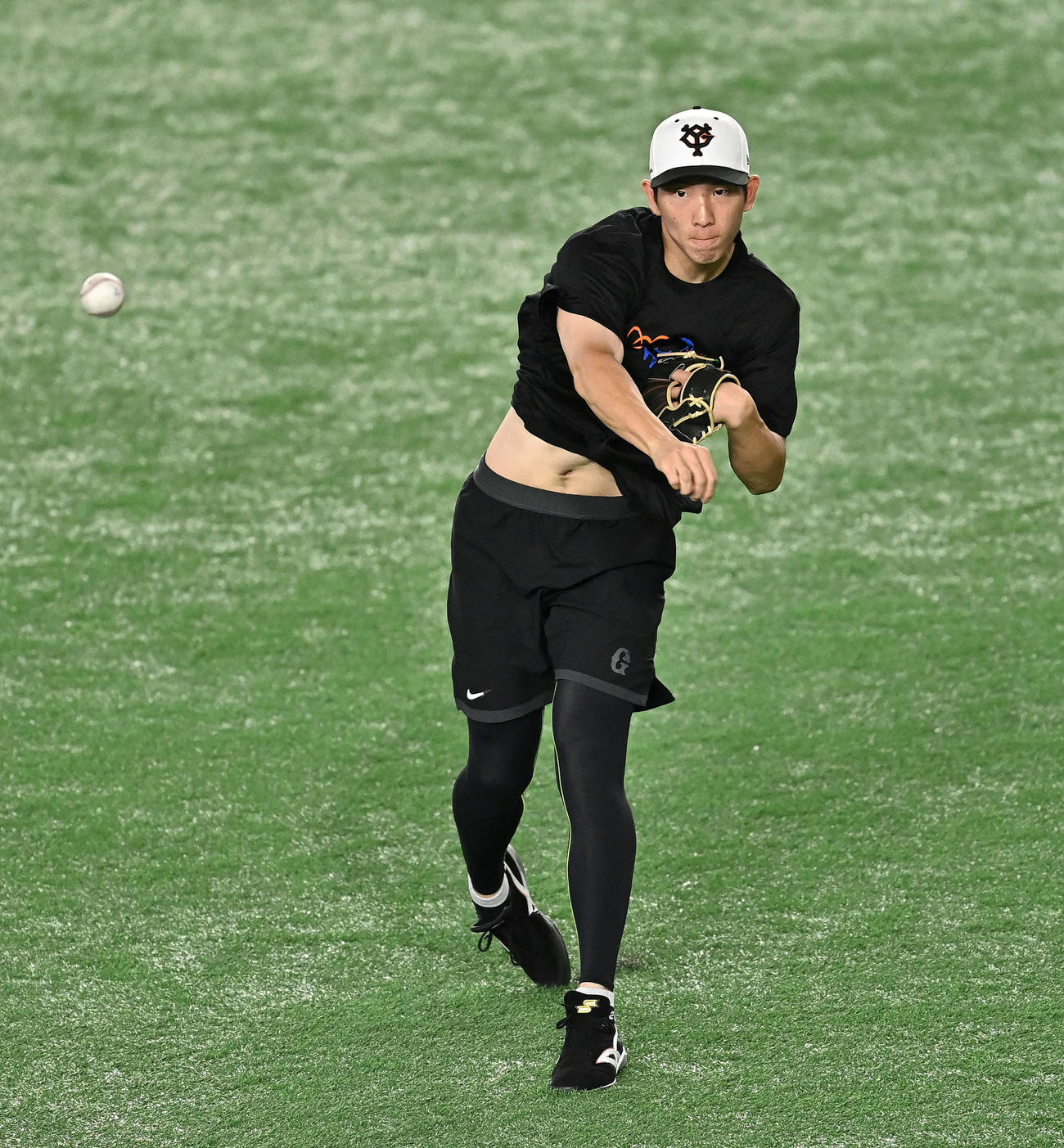 巨人対阪神　試合前練習のキャッチボールで調整する巨人戸郷（撮影・滝沢徹郎）