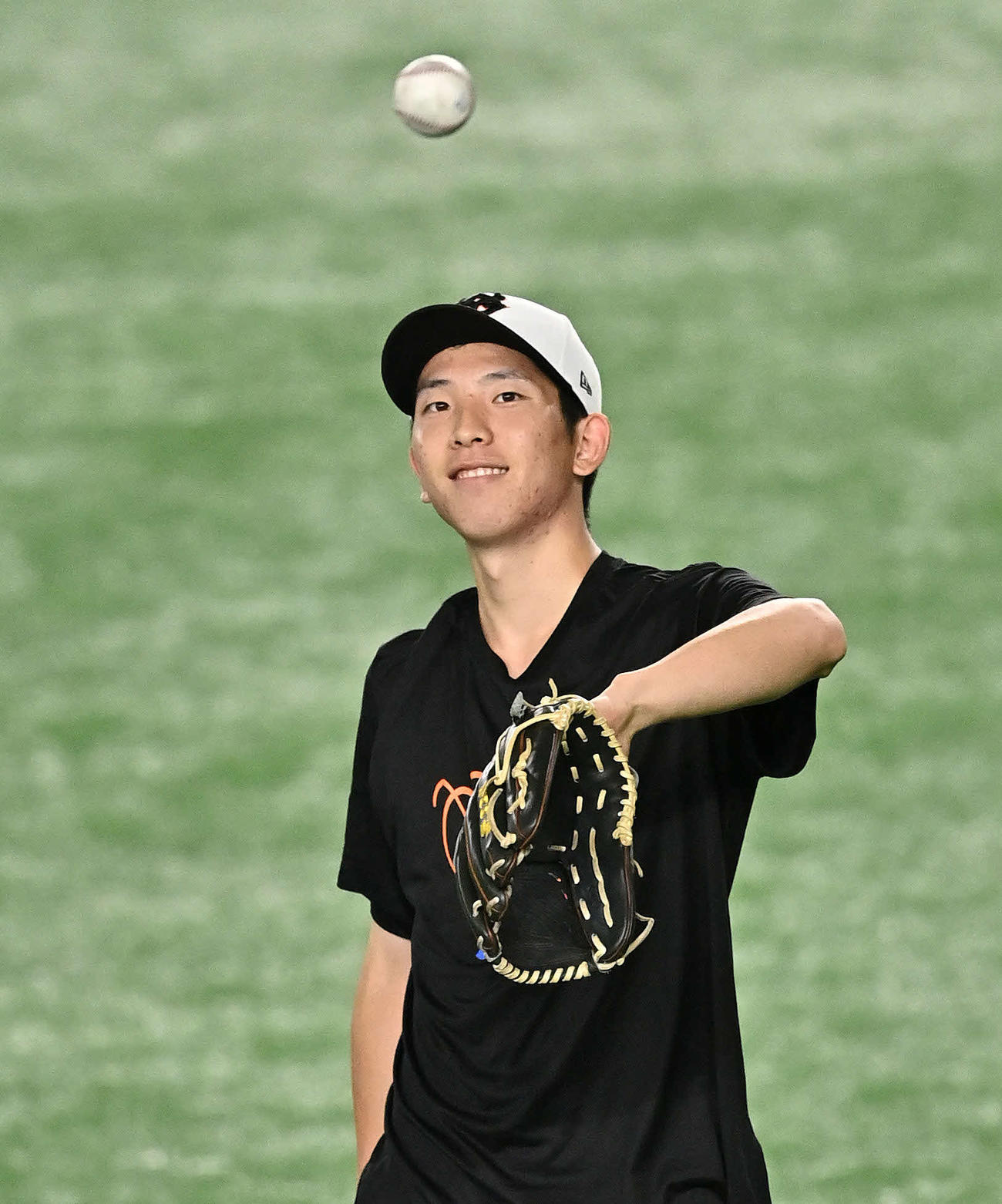 巨人対阪神　試合前練習でリラックスした表情の巨人戸郷（撮影・滝沢徹郎）