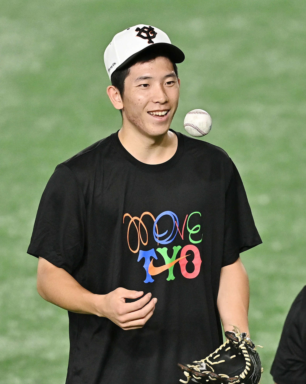 巨人対阪神　試合前練習でリラックスした表情の巨人戸郷（撮影・滝沢徹郎）