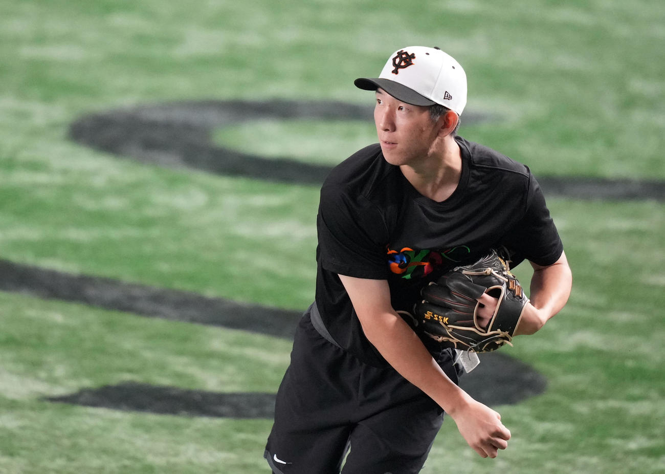 巨人対阪神　試合前、キャッチボールをする戸郷（撮影・狩俣裕三）