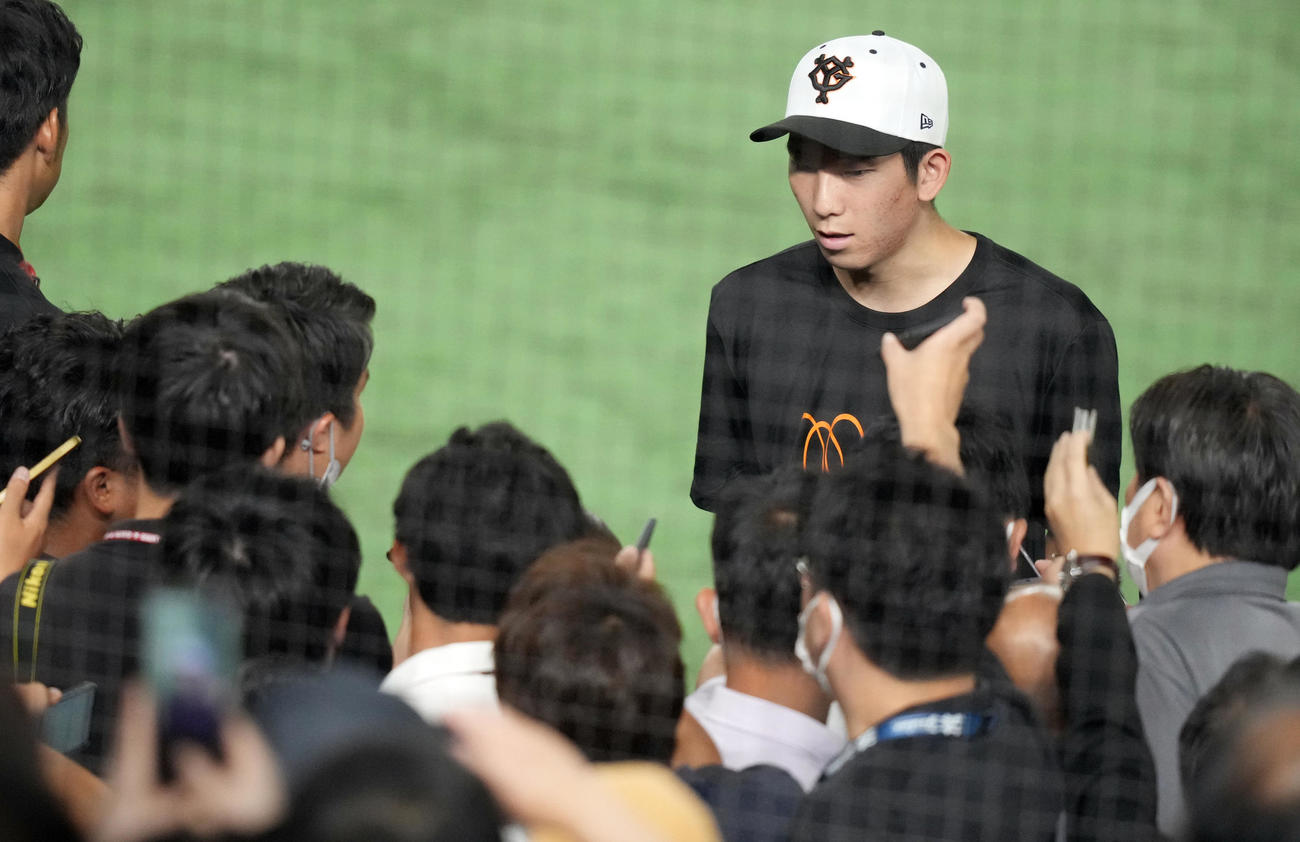 巨人対阪神　試合前、報道陣に対応する戸郷（撮影・狩俣裕三）