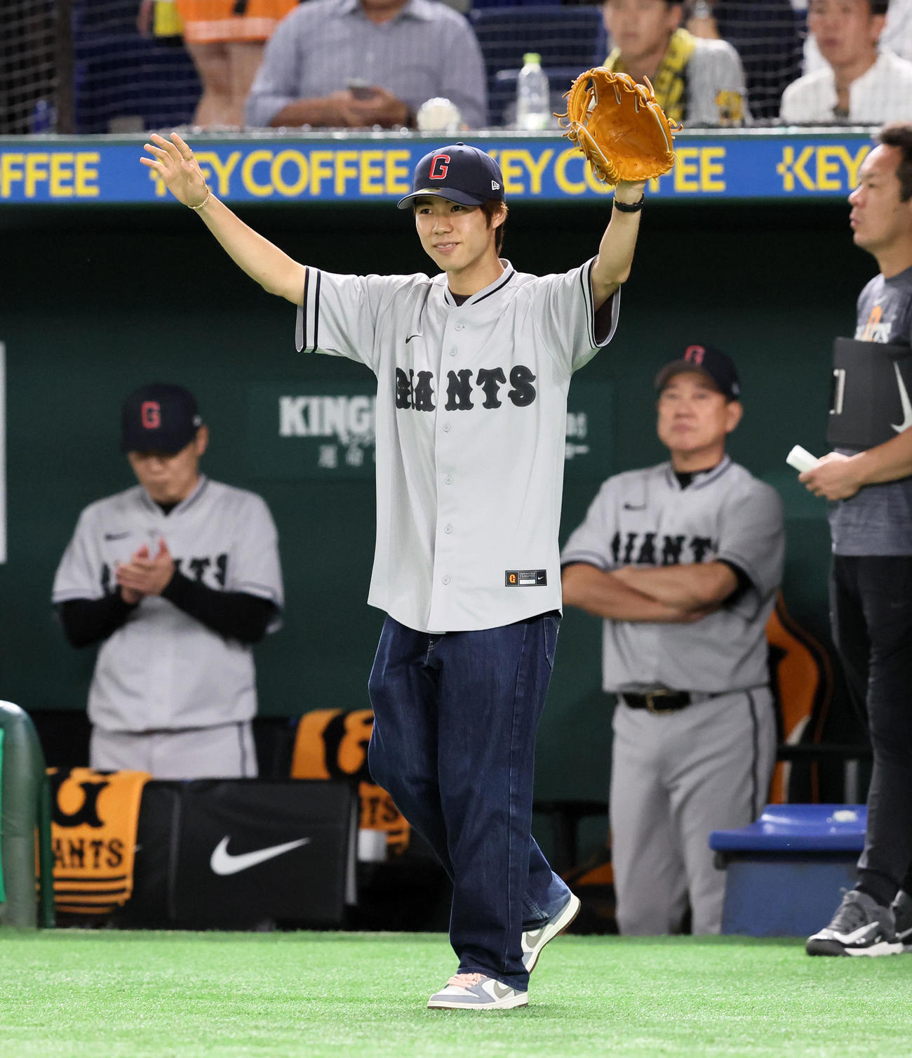 巨人対阪神　始球式を行った堀米雄斗（撮影・加藤哉）
