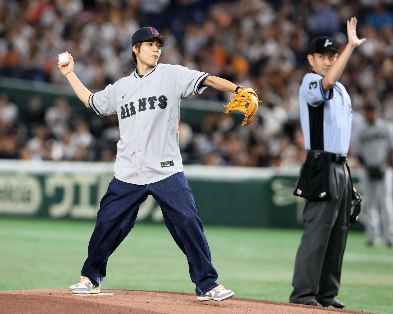 巨人対阪神　始球式を行った堀米雄斗（撮影・加藤哉）