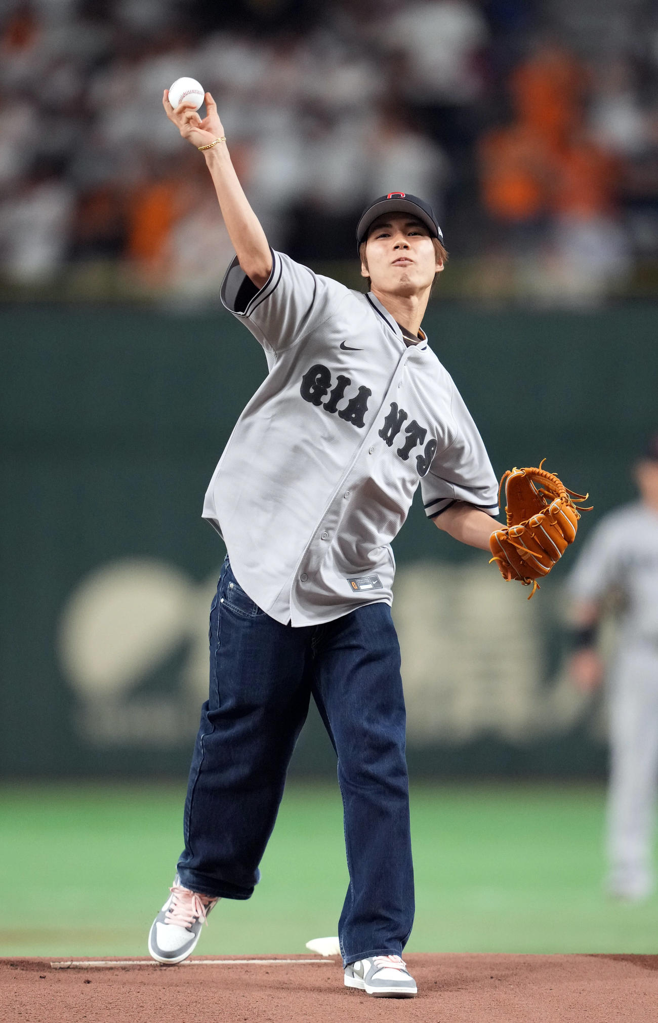 巨人対阪神　始球式を務めるプロスケートボーダーの堀米（撮影・狩俣裕三）