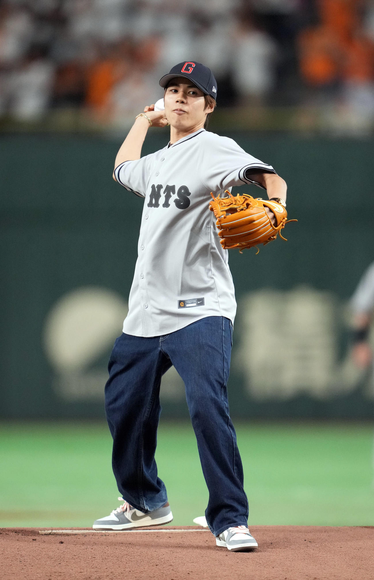 巨人対阪神　始球式を務めるプロスケートボーダーの堀米（撮影・狩俣裕三）