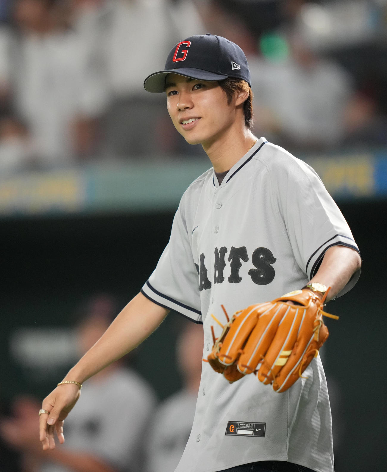 巨人対阪神　始球式を務めるプロスケートボーダーの堀米（撮影・狩俣裕三）