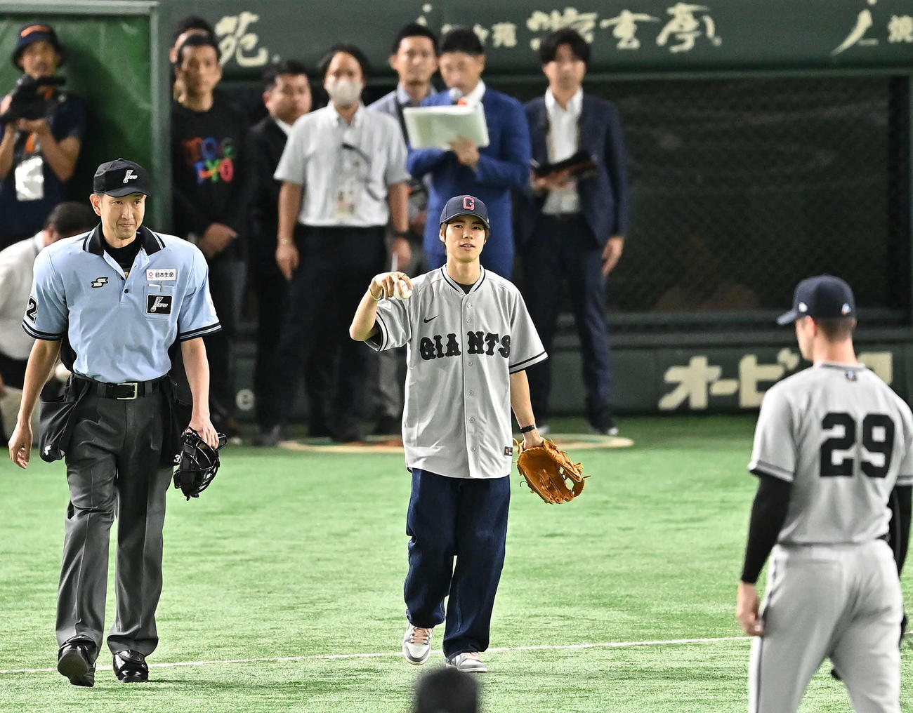巨人対阪神　始球式に臨むスケートボード・ストリートの堀米（撮影・滝沢徹郎）
