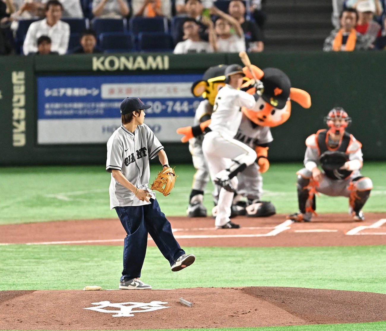 巨人対阪神　始球式に臨むスケートボード・ストリートの堀米（撮影・滝沢徹郎）