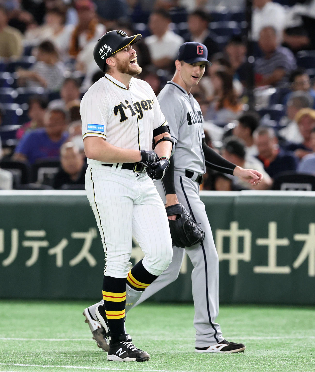 巨人対阪神　5回表阪神2死、ビーズリーは一ゴロを打ちベンチへ引き揚げるグリフィン（右）と言葉をかわして笑顔を見せる（撮影・加藤哉）