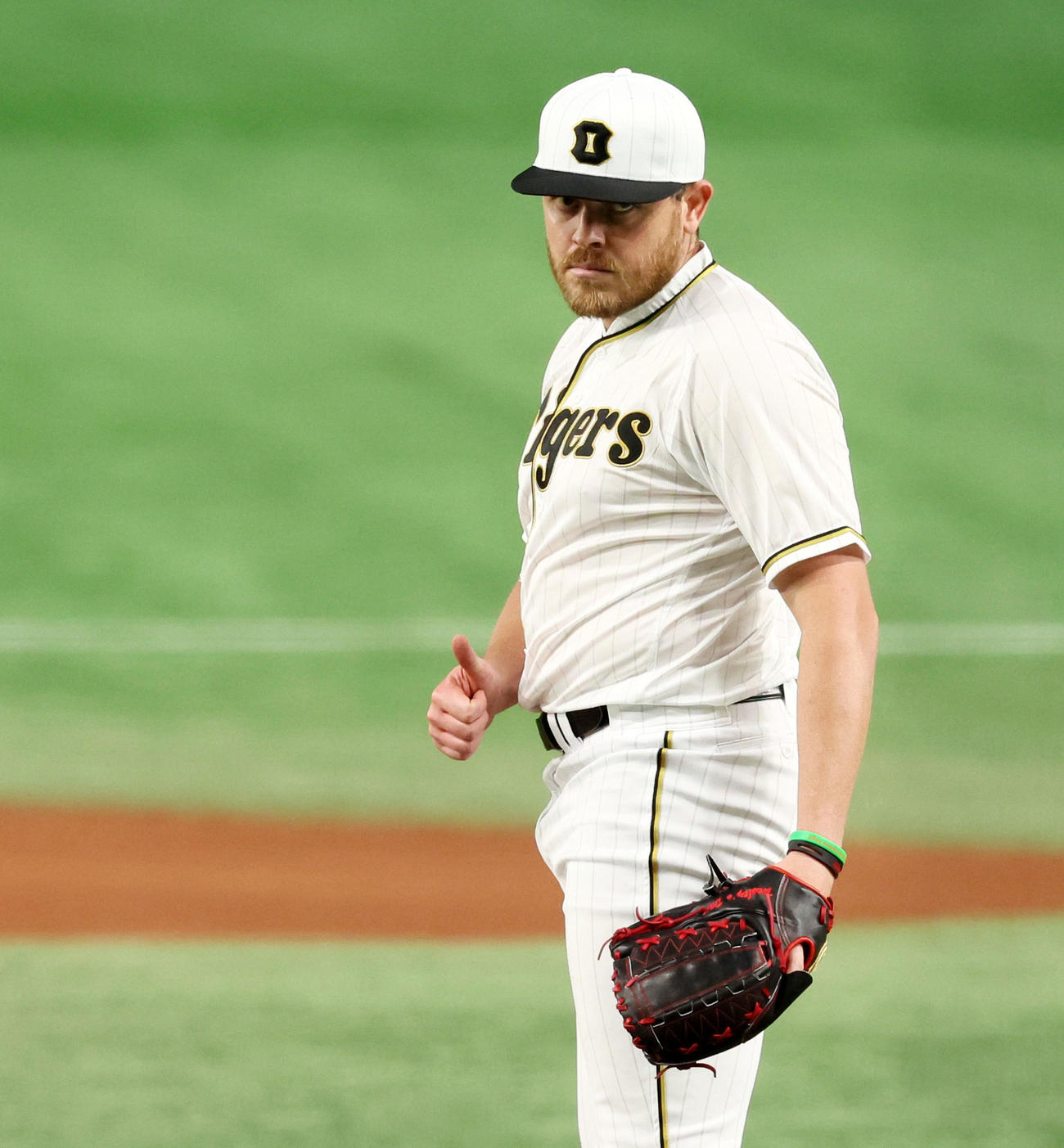 巨人対阪神　1回裏巨人無死、ビーズリーは吉川を中飛に仕留めマウンドでサムズアップポーズを見せる（撮影・加藤哉）