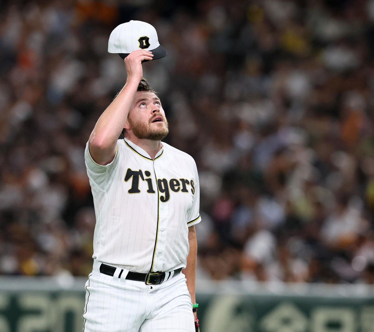 巨人対阪神　3回裏を投げ終え帽子を取って天を仰ぐジェレミー・ビーズリー（撮影・加藤哉）