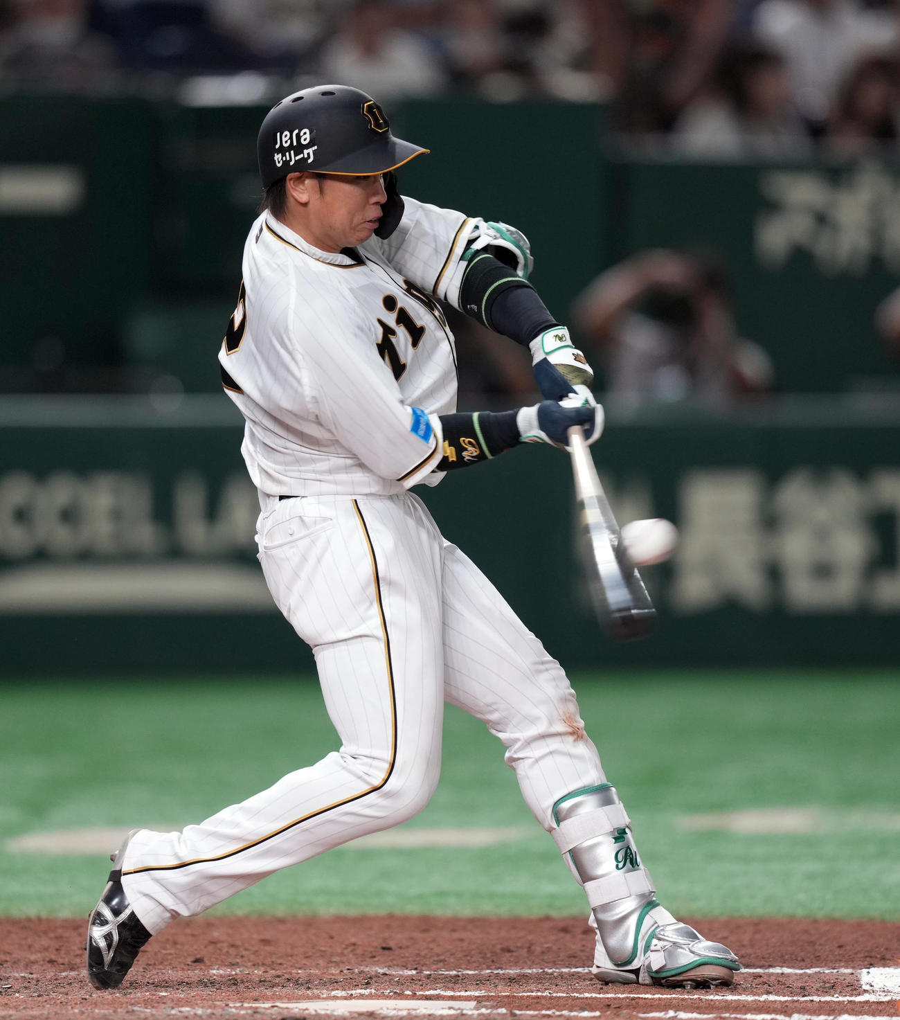 巨人対阪神　7回表阪神1死一、二塁、先制適時打を放つ梅野（撮影・狩俣裕三）