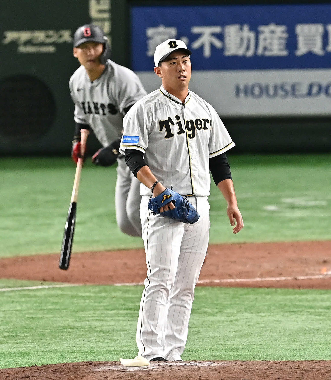 巨人対阪神　7回裏巨人2死二塁、代打中田翔（後方）に2点本塁打を許す桐敷（撮影・滝沢徹郎）