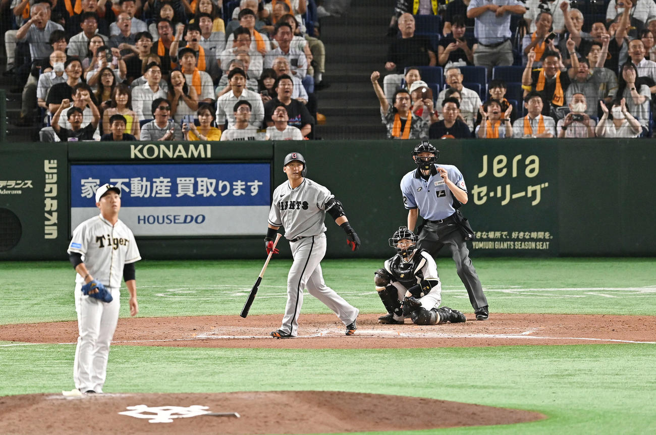 巨人対阪神　7回裏巨人2死二塁、代打中田翔は左中間へ2点本塁打を放つ。投手桐敷（撮影・滝沢徹郎）