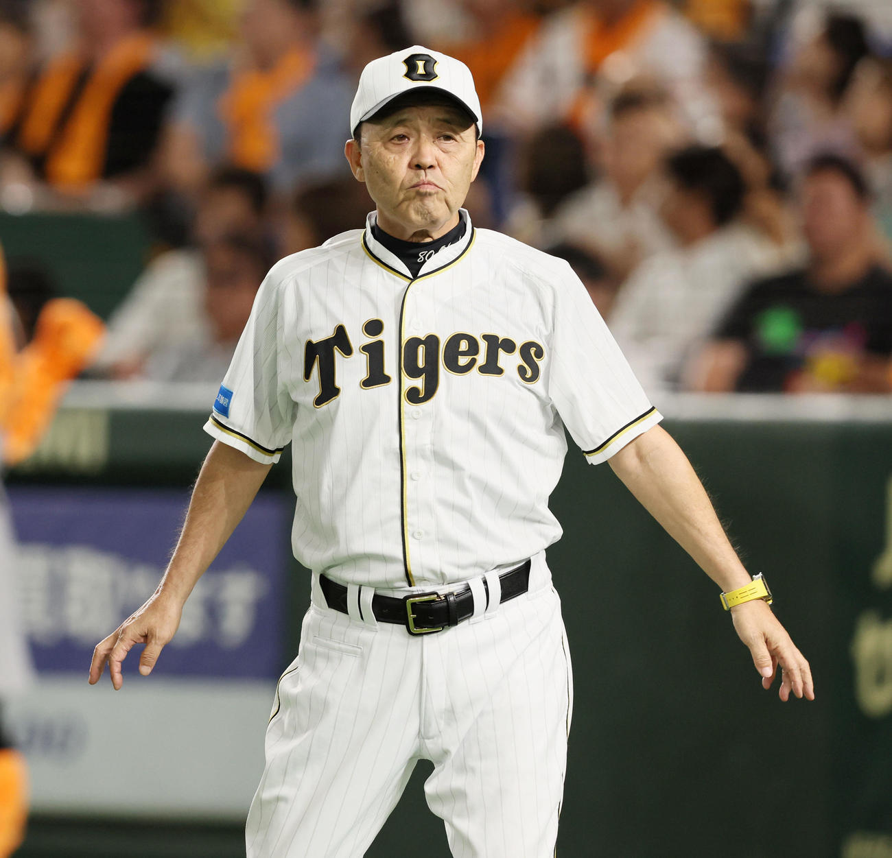 巨人対阪神　7回裏を前に選手交代を告げた岡田監督（撮影・加藤哉）