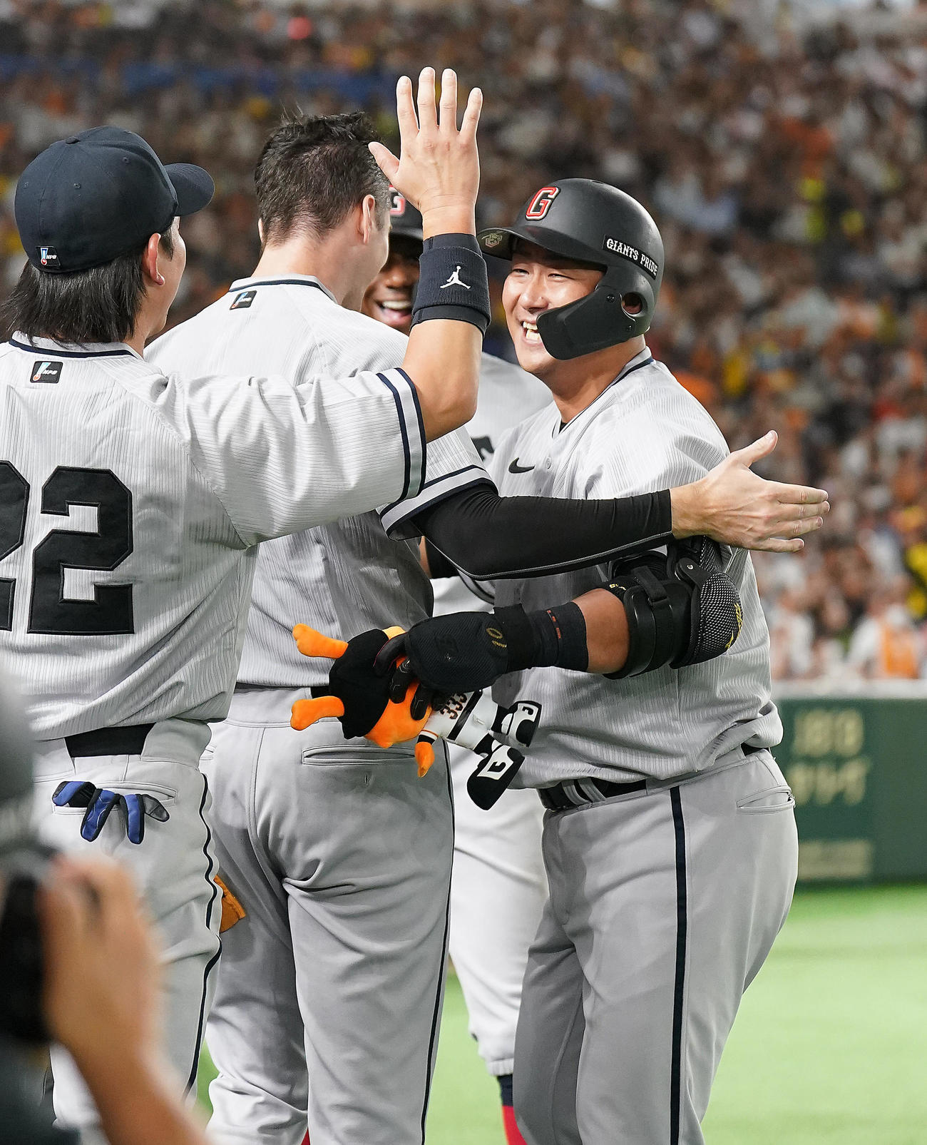 巨人対阪神　7回裏巨人2死二塁、2点本塁打を放ち、グリフィン（中央）と抱き合い喜ぶ代打中田（右）（撮影・狩俣裕三）