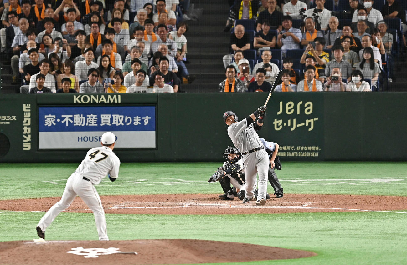 巨人対阪神　7回裏巨人2死二塁、代打中田翔は左中間へ2点本塁打を放つ。投手桐敷（撮影・滝沢徹郎）