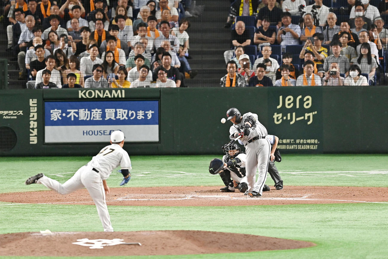 巨人対阪神　7回裏巨人2死二塁、代打中田翔は左中間へ2点本塁打を放つ。投手桐敷（撮影・滝沢徹郎）