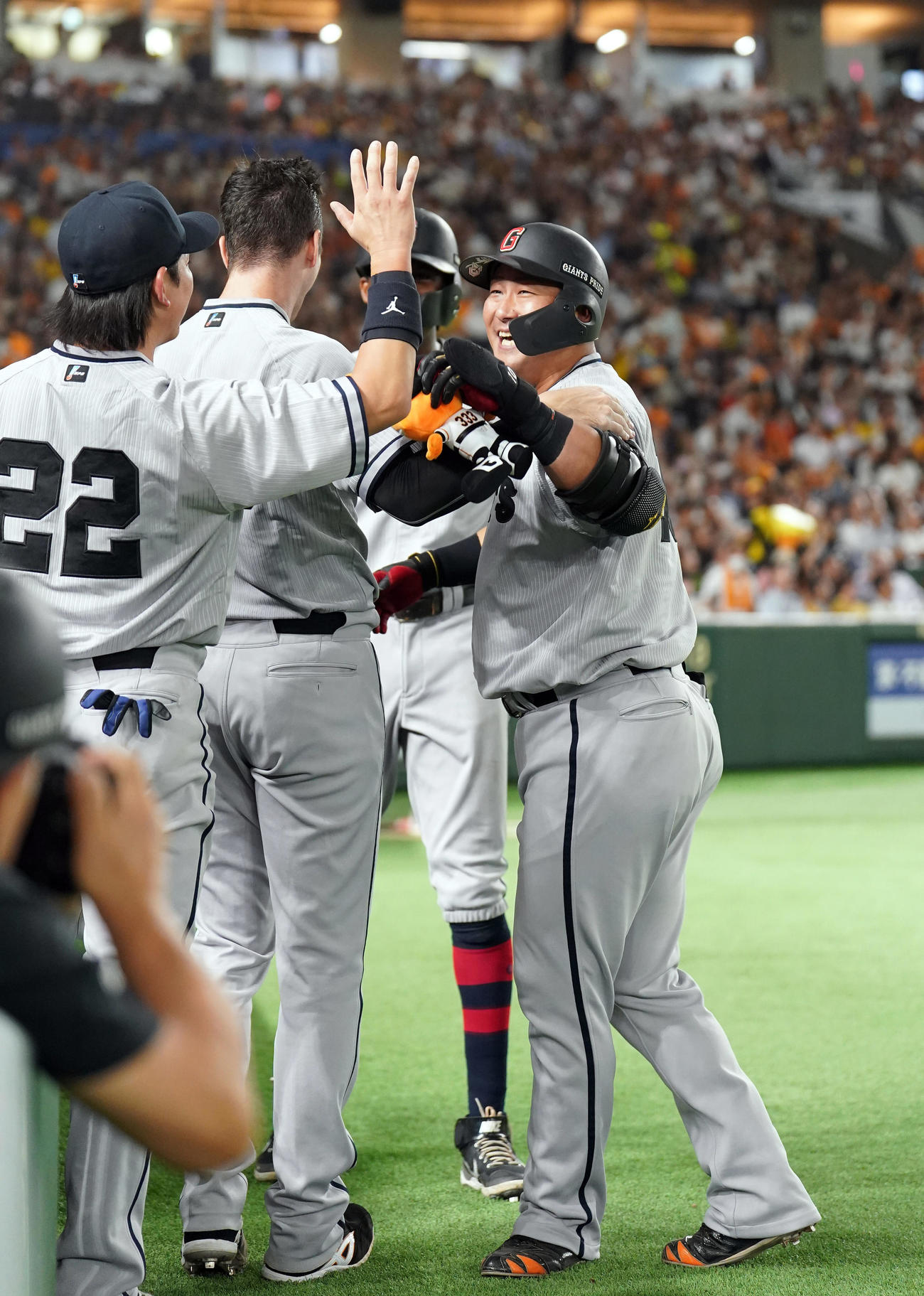 巨人対阪神　7回裏巨人2死二塁、2点本塁打を放ち、グリフィン（中央）と抱き合い喜ぶ代打中田（右）（撮影・狩俣裕三）