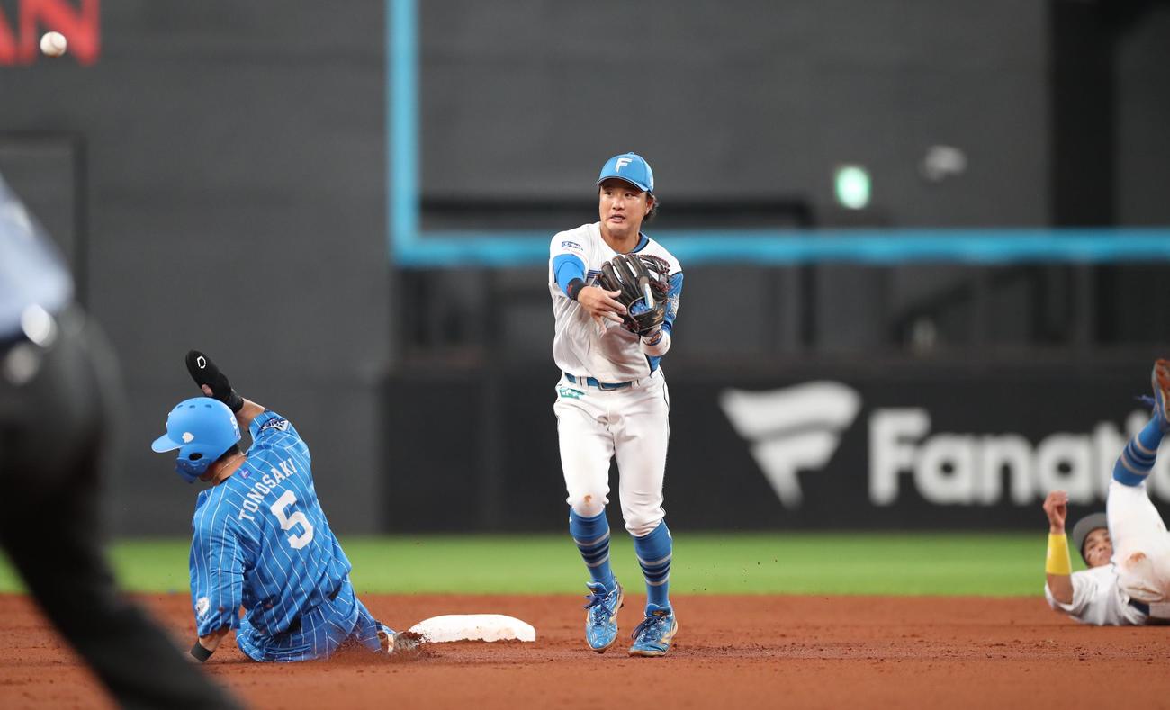 日本ハム対西武　2回表西武1死一、二塁、佐藤龍の二ゴロで山田からのトスを一塁に送球し併殺にとる奈良間（撮影・黒川智章）