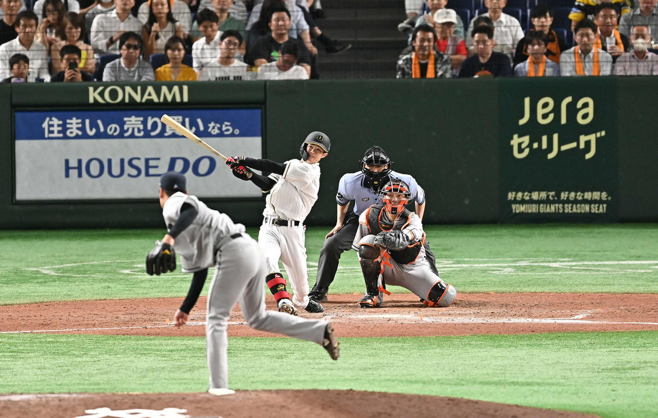 巨人対阪神　8回表阪神2死、中野は右越えソロ本塁打を放つ。投手鈴木康（撮影・滝沢徹郎）