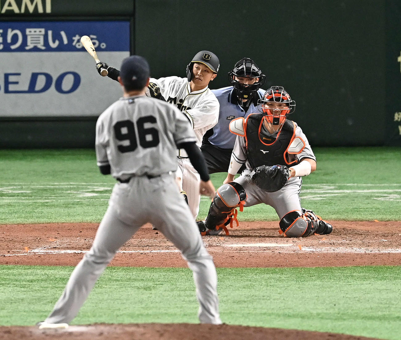 巨人対阪神　8回表阪神2死一、二塁、島田は空振り三振に倒れる。投手菊地（撮影・滝沢徹郎）