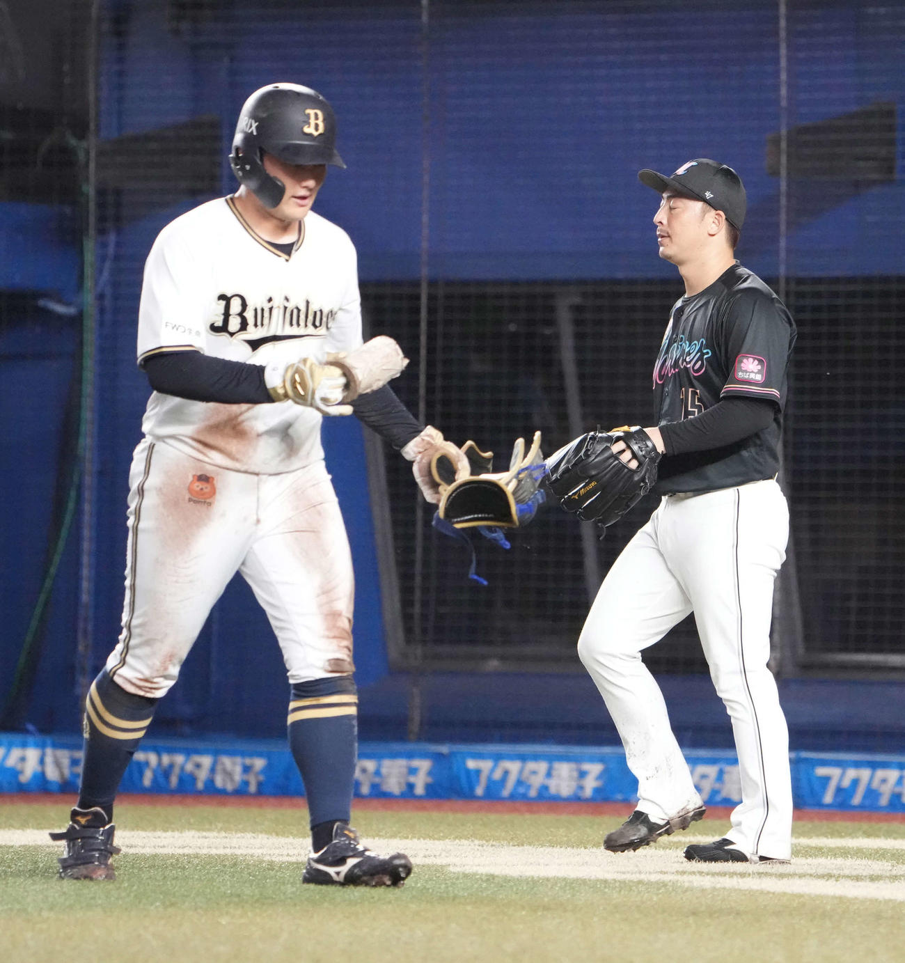 ロッテ対オリックス　5回表オリックス2死二塁、ロッテ先発の美馬（右）は中川圭に左適時二塁打を許す（撮影・小沢裕）
