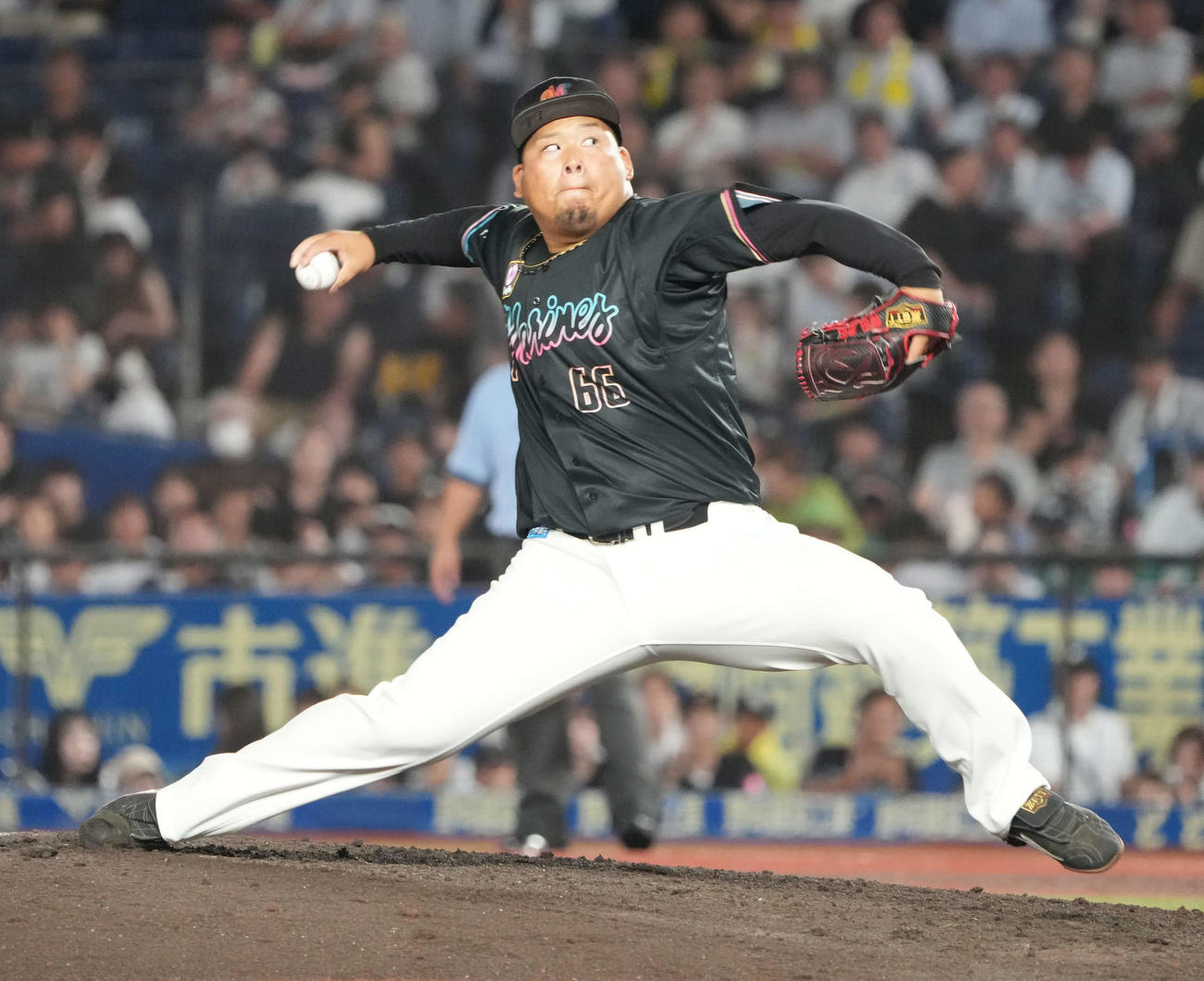 ロッテ対オリックス　3番手でロッテ移籍後初登板した沢田（撮影・小沢裕）