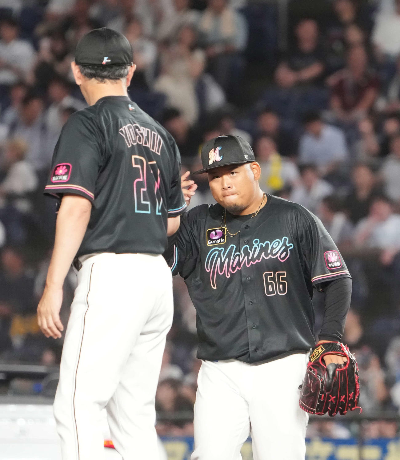 ロッテ対オリックス　3番手でロッテ移籍後初登板となった沢田（右）は吉井監督に声を掛けられる（撮影・小沢裕）