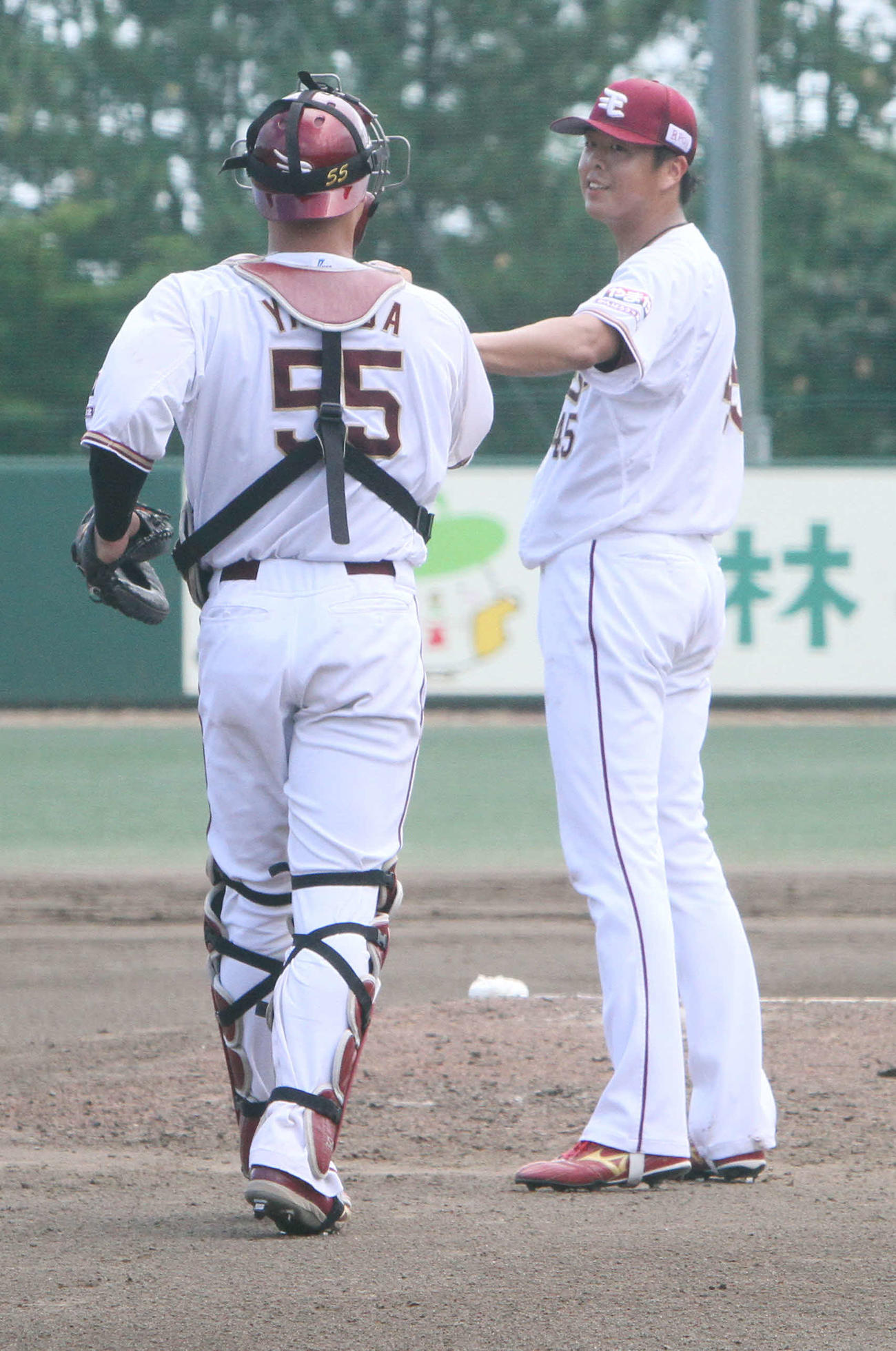 同期入団の安田捕手（左）と完封勝利を喜ぶ松井友