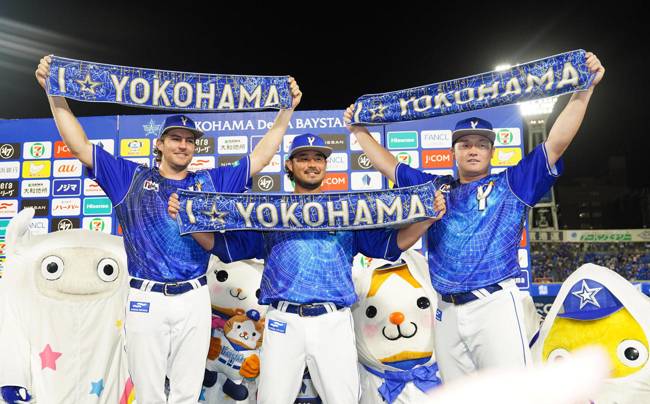 DeNA対中日　試合後、お立ち台で写真に納まるDeNAの、左からバウアー、宮崎、牧（撮影・江口和貴）