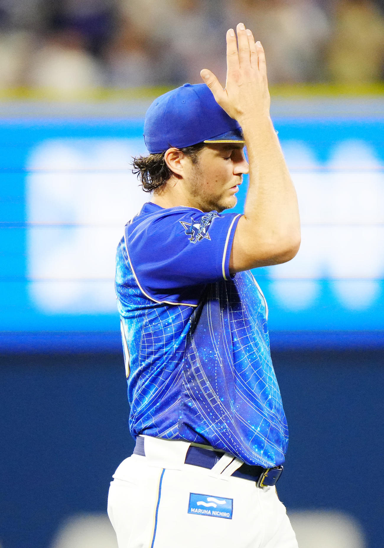 DeNA対中日　6回表中日無死、大島に内野安打を許し、自身の頭をたたくバウアー（撮影・江口和貴）