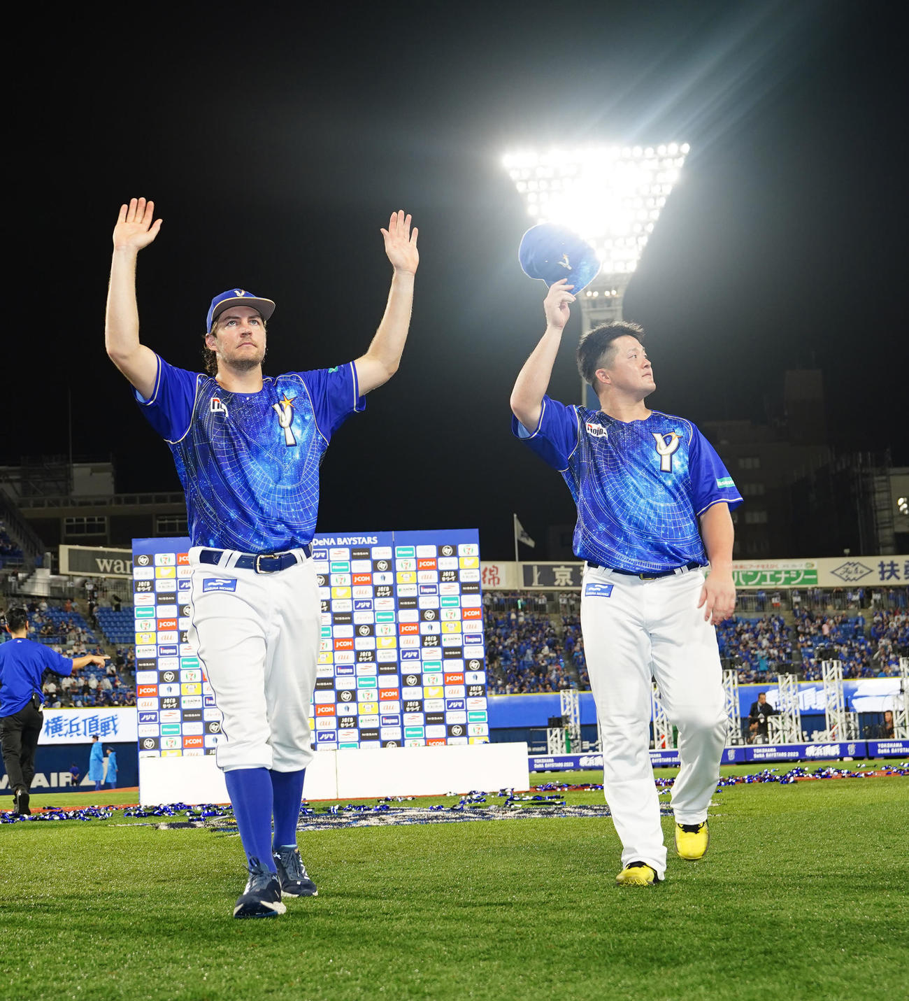 DeNA対中日　試合後、引き揚げるDeNAバウアー（左）と牧（撮影・江口和貴）